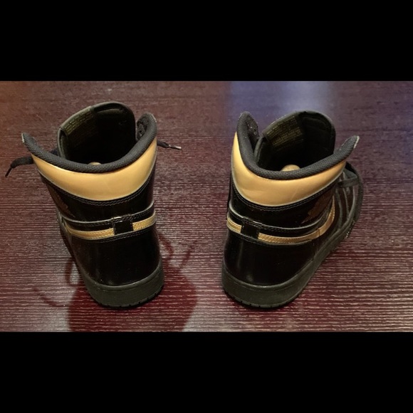 COPY - Jordan 1 Retro High
Black Metallic Gold (2020) - Picture 3 of 5